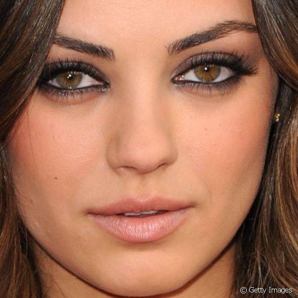 Mila destacou os olhos com esfumado cinza e c?lios super alongados para comparecer ao Screen Actors Guild Awards 2011